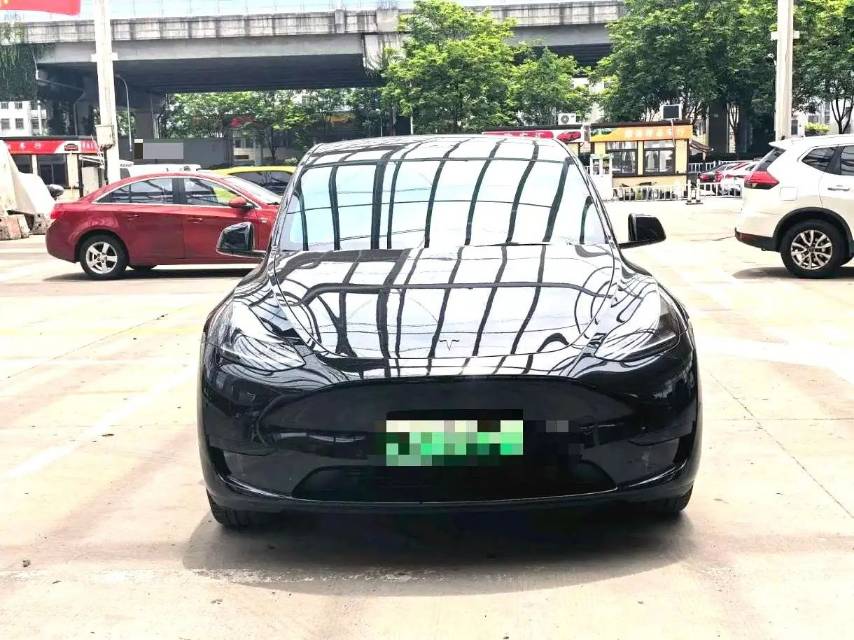 Tesla Model Y 2023 car image #2