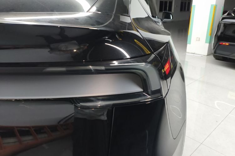 Tesla Model Y 2025 immagine di auto #8