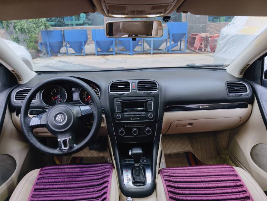 Volkswagen Golf 2010 car image #9