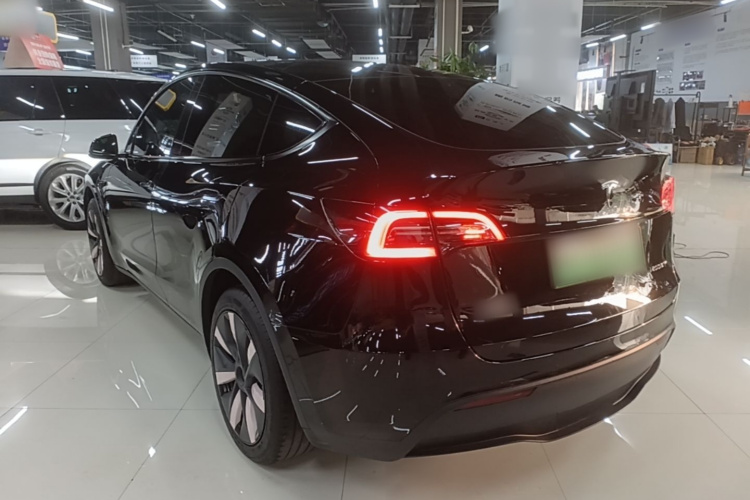 Tesla Model Y 2023 car image #5