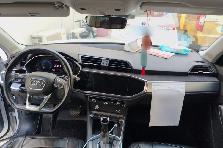 Audi Q3 2019 car image #11