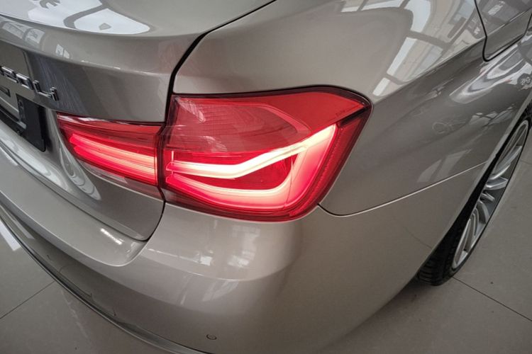 BMW 3 Series 2018 #8 BMW 3 Series 2018 car image #8