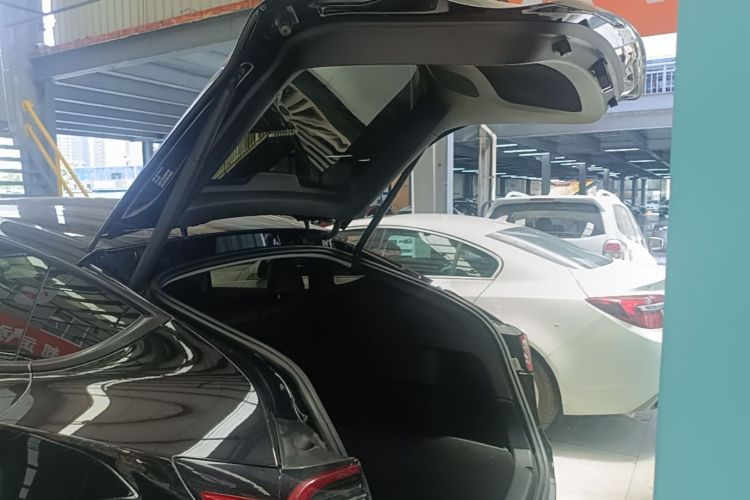 Tesla Model Y 2023 immagine di auto #19