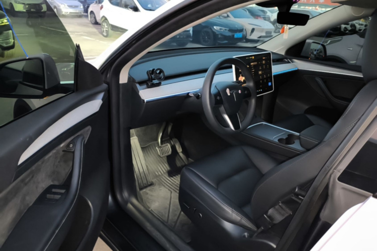 Tesla Model Y 2024 immagine di auto #16