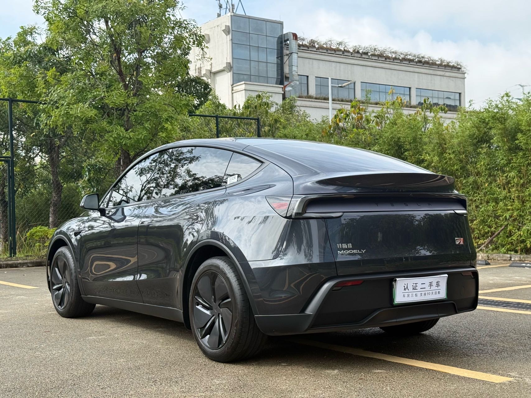 Tesla Model Y 2025 #9 Tesla Model Y 2025 car image #9