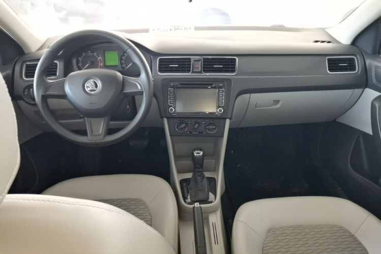 Skoda Rapid 2016 car image #10