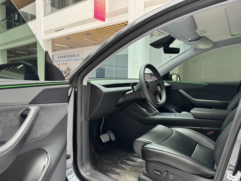Tesla Model Y 2025 car image #9