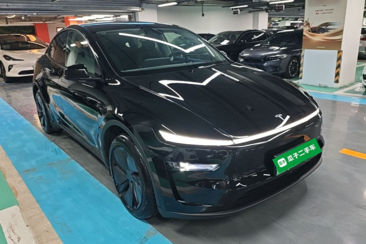 Tesla Model Y 2025 #4 Tesla Model Y 2025 car image #4