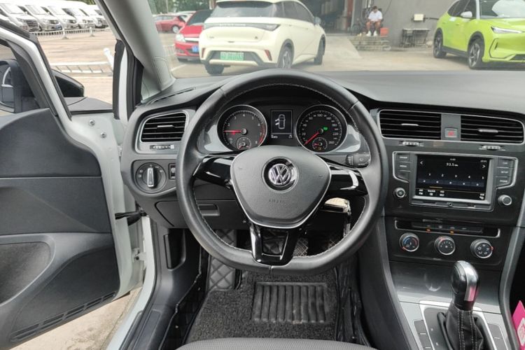 Volkswagen Golf 2017 car image #15