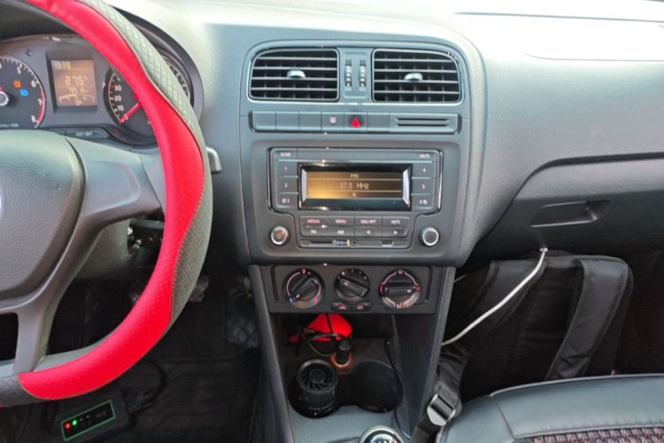 Volkswagen Polo 2015 #13 Volkswagen Polo 2015 car image #13