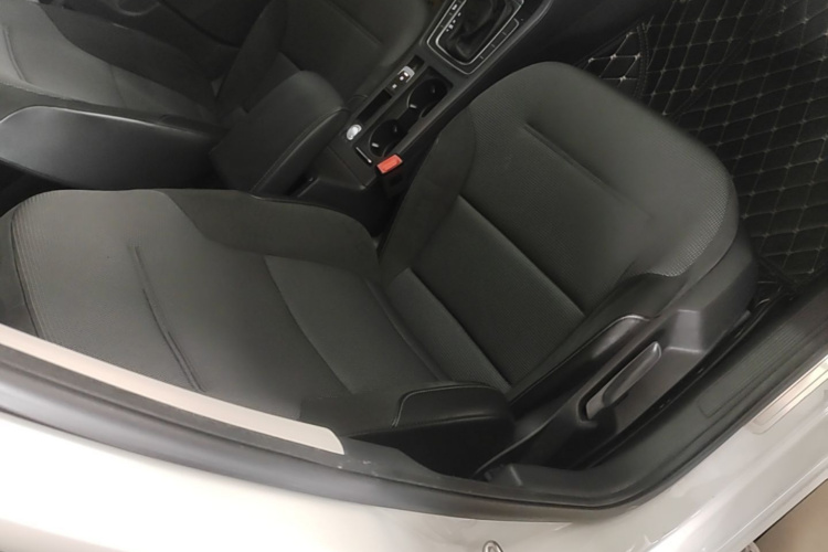 Volkswagen Golf 2017 car image #24