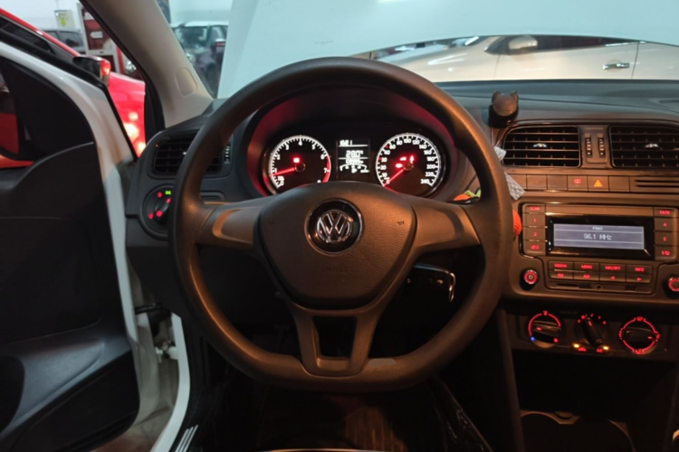 Volkswagen Polo 2016 car image #11