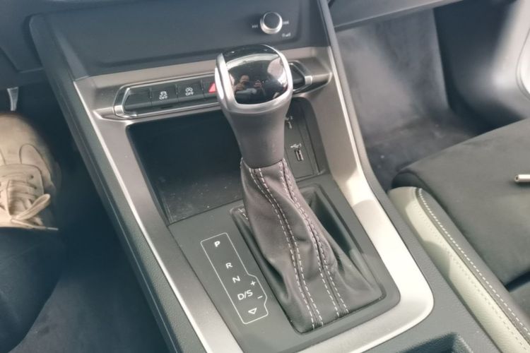 Audi Q3 2021 car image #16