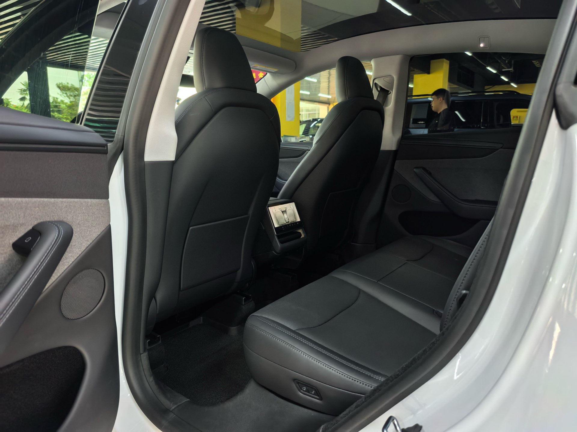 Tesla Model Y 2025 #4 Tesla Model Y 2025 car image #4
