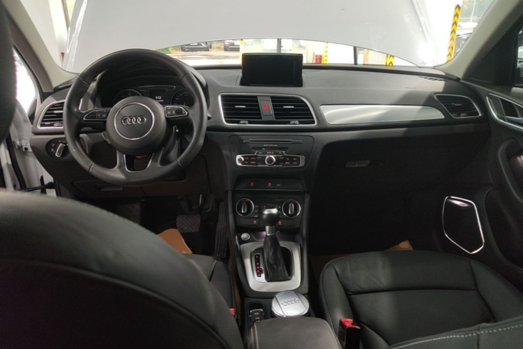 Audi Q3 2019 car image #10