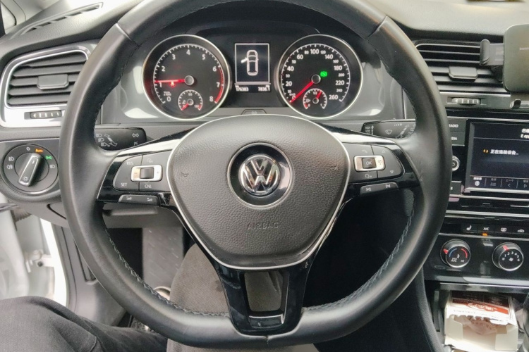 Volkswagen Golf 2018 car image #15
