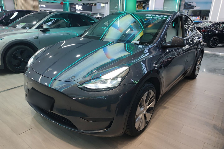Tesla Model Y 2023 car image #2