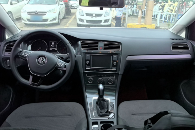 Volkswagen Golf 2018 car image #11