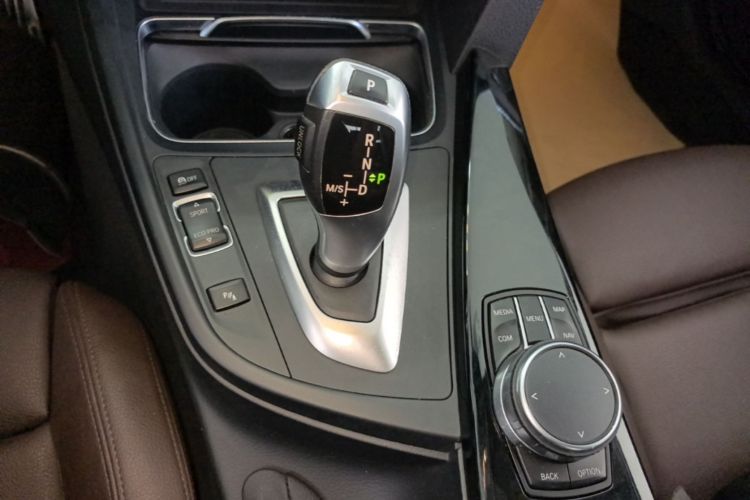 BMW 3 Series 2018 car image #25