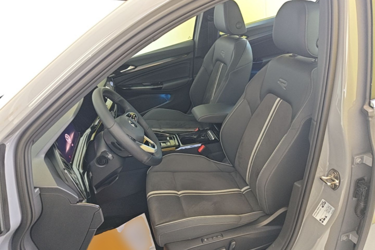 Volkswagen Golf 2024 car image #19
