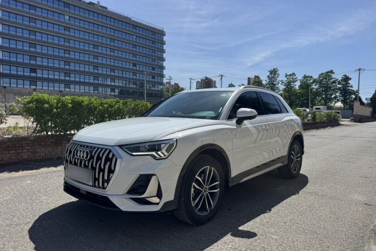 Audi Q3 2024 car image #2