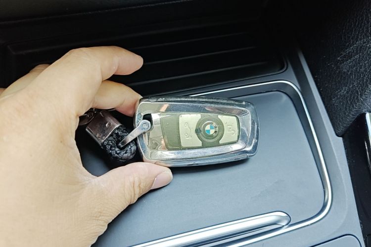 BMW 3 Series 2018 car image #9