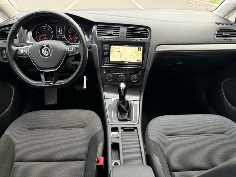 Volkswagen Golf 2019 car image #17