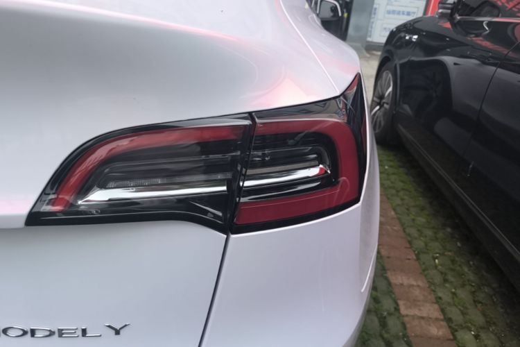 Tesla Model Y 2024 car image #8