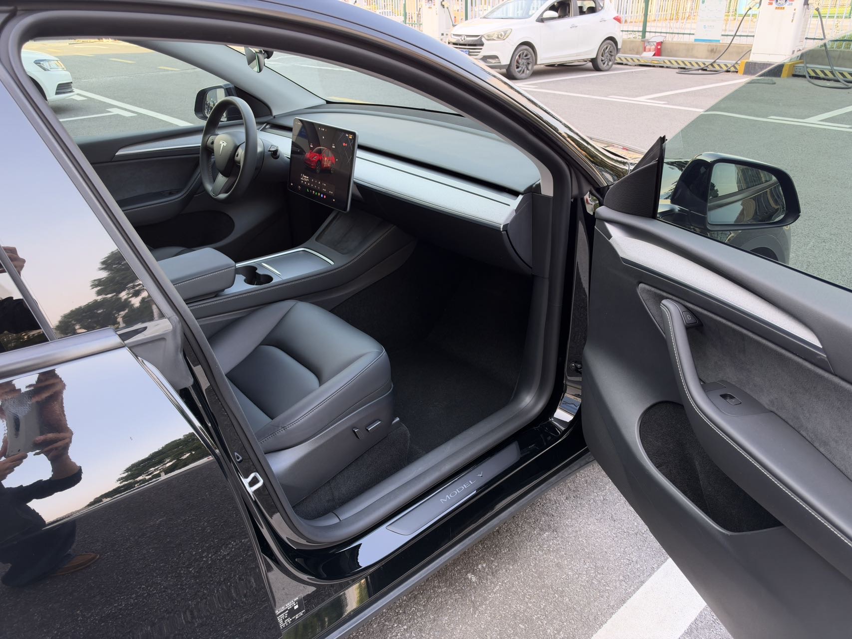 Tesla Model Y 2023 car image #9