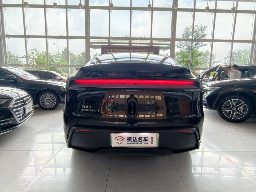 Tesla Model Y 2025 #5 Tesla Model Y 2025 car image #5