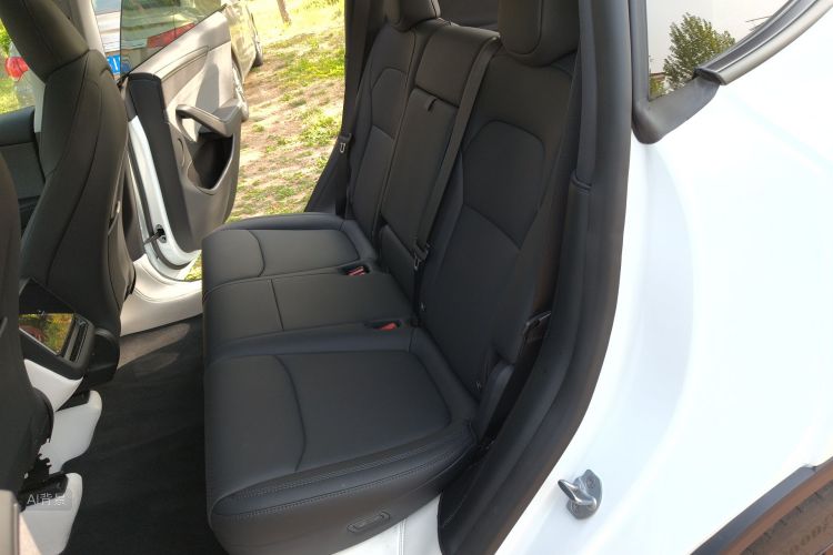 Tesla Model Y 2025 car image #19