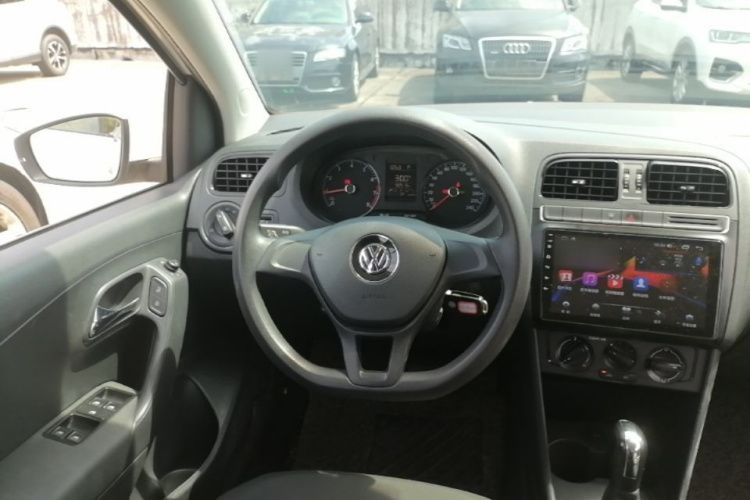 Volkswagen Polo 2017 car image #11