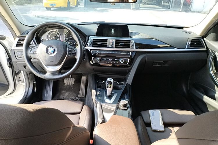 BMW 3 Series 2018 car image #10