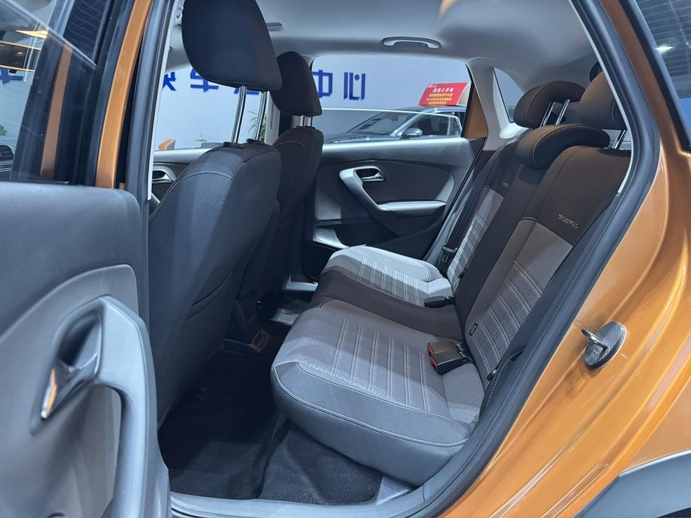 Volkswagen Polo 2015 car image #26