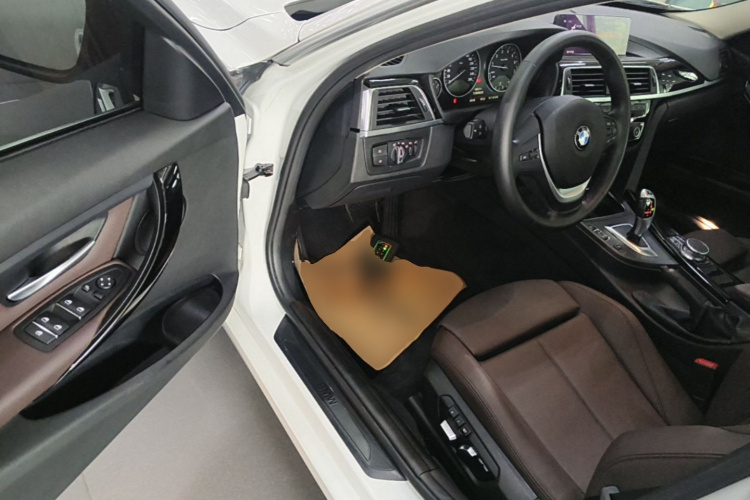 BMW 3 Series 2019 car image #12