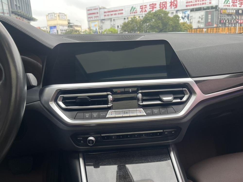 BMW 3 Series 2019 car image #20