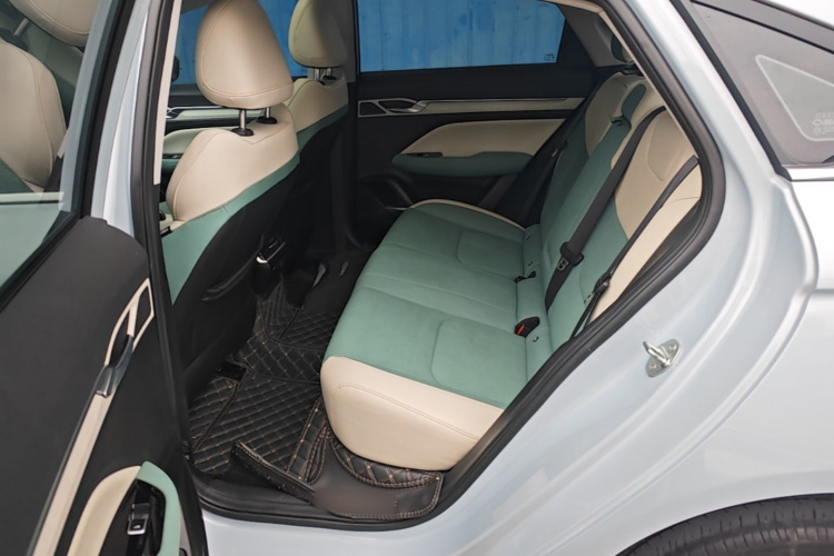 GEELY Emgrand L HiP 2022 car image #17
