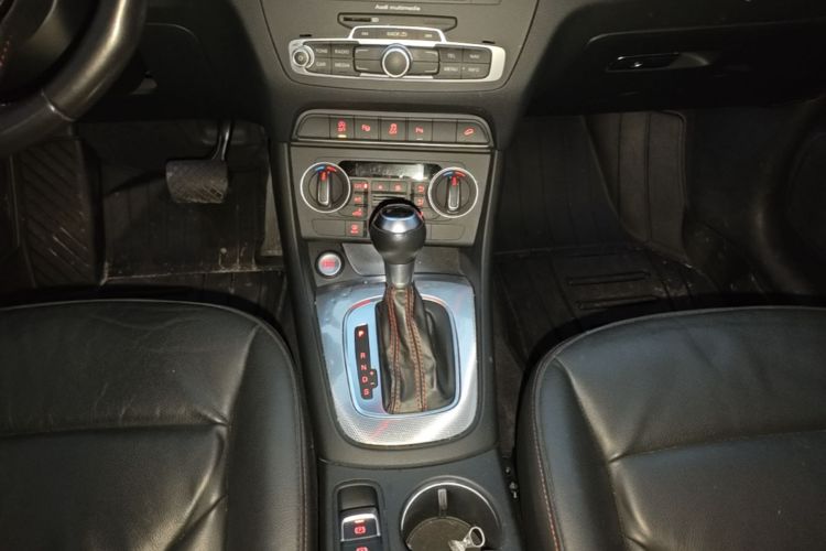 Audi Q3 2016 car image #14