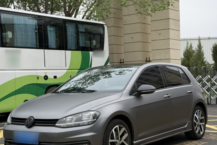 Volkswagen Golf 2018 car image #2