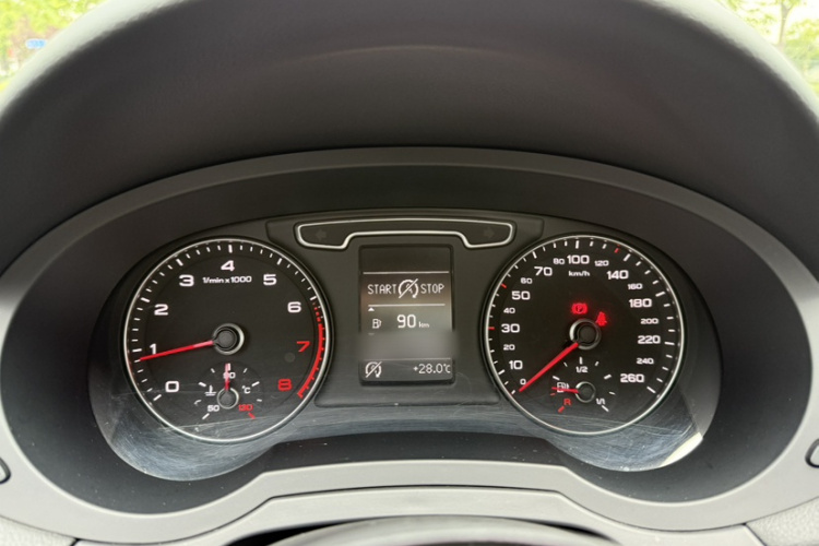 Audi Q3 2016 car image #25