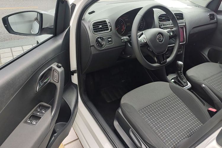 Volkswagen Polo 2018 car image #18