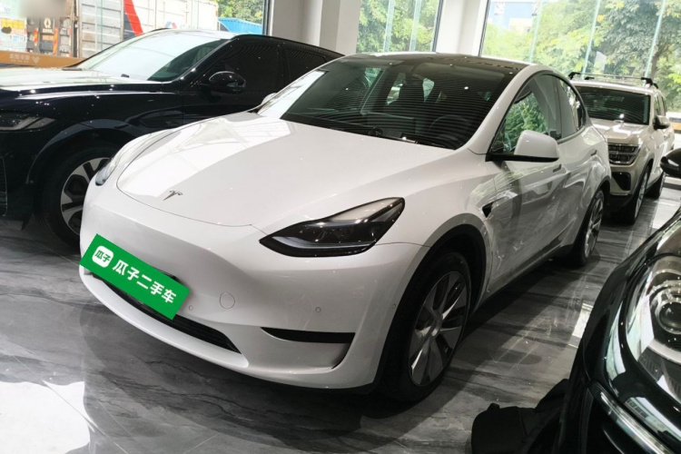 Tesla Model Y 2023 car image #2