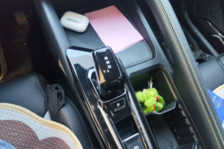 GEELY Coolray 2023 car image #16