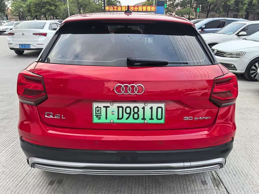 Audi Q2L e-tron 2020 صورة سيارة #3