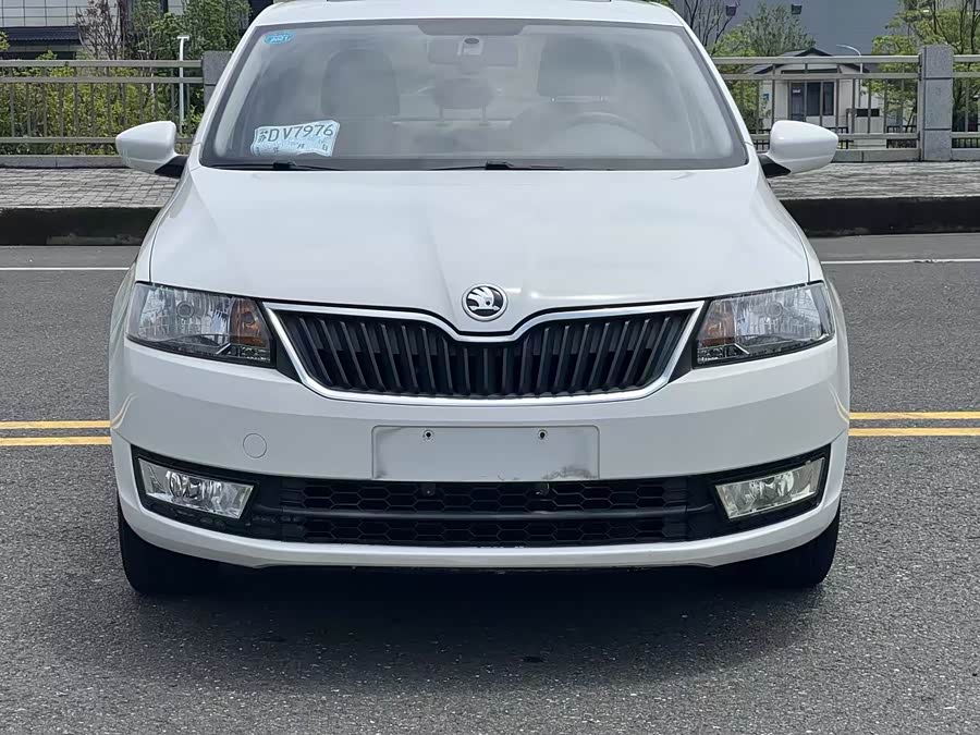 Skoda Rapid 2016 car image #3