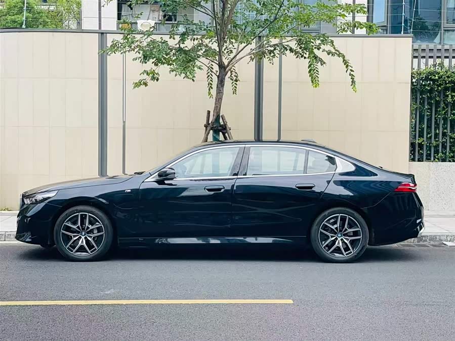 BMW i5 2024 immagine di auto #3