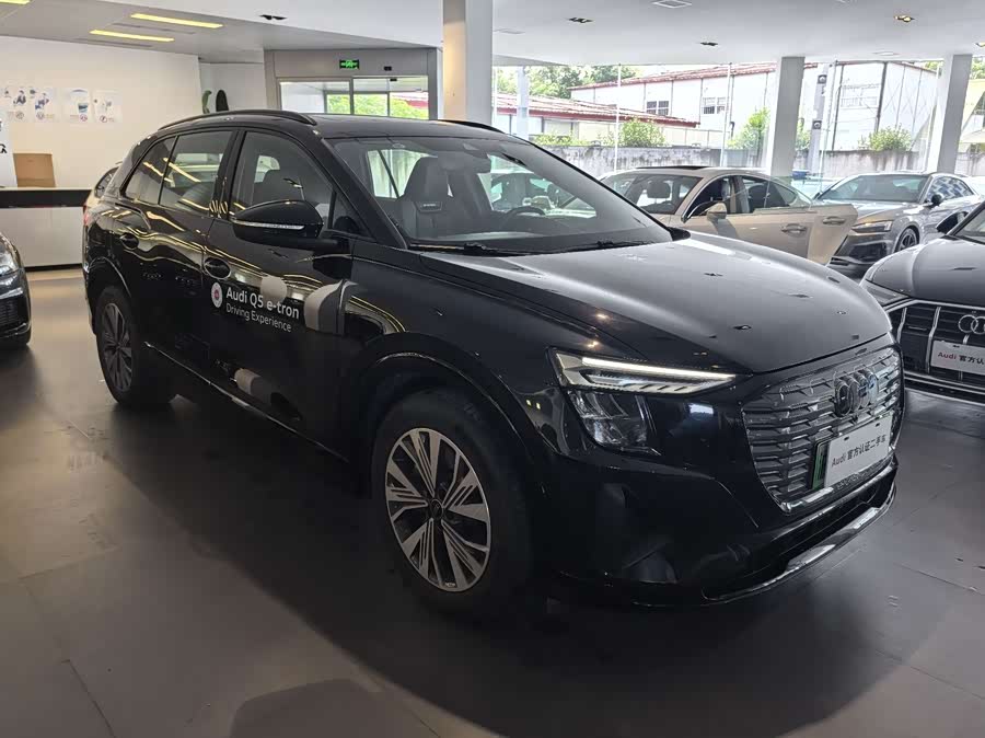 Audi Q5 e-tron 2024 صورة سيارة #3