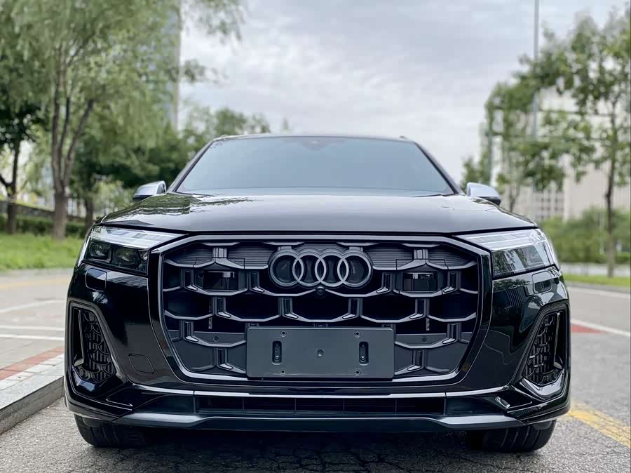 Audi SQ7 2025 car image #3