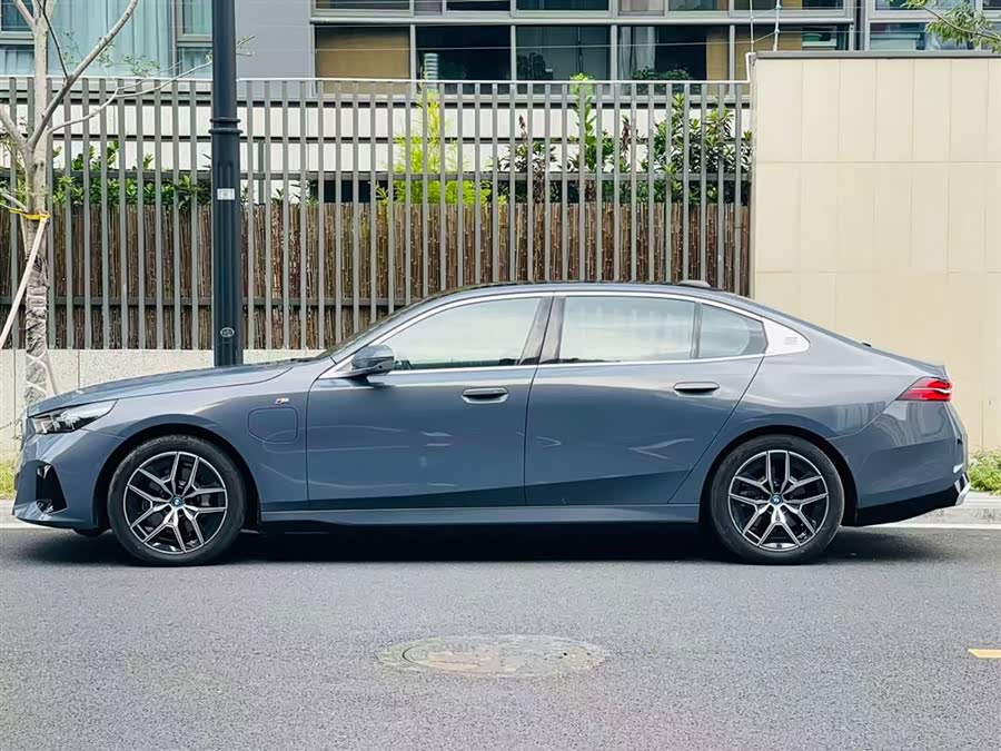 BMW i5 2024 car image #3