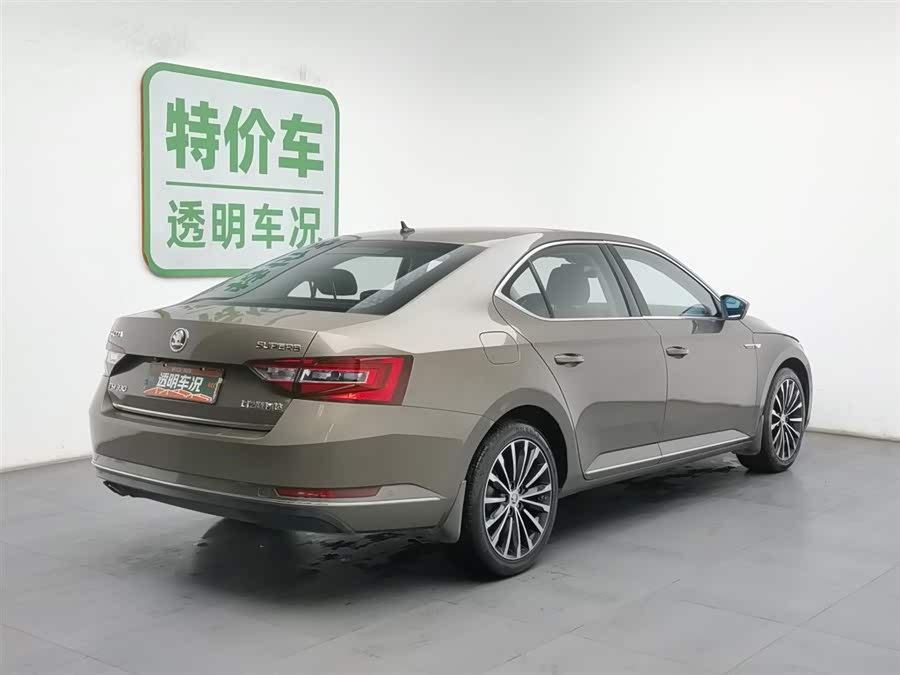 Skoda Superb 2016 car image #3